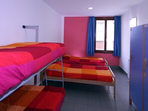 Shared Dormitory, Mixed Dorm, Shared Bathroom (1 bed in a 4 persons shared room) | Down duvets, blackout curtains, free WiFi, bed sheets - Albergue Trinkete Etxea - Hostel (Lekeitio)