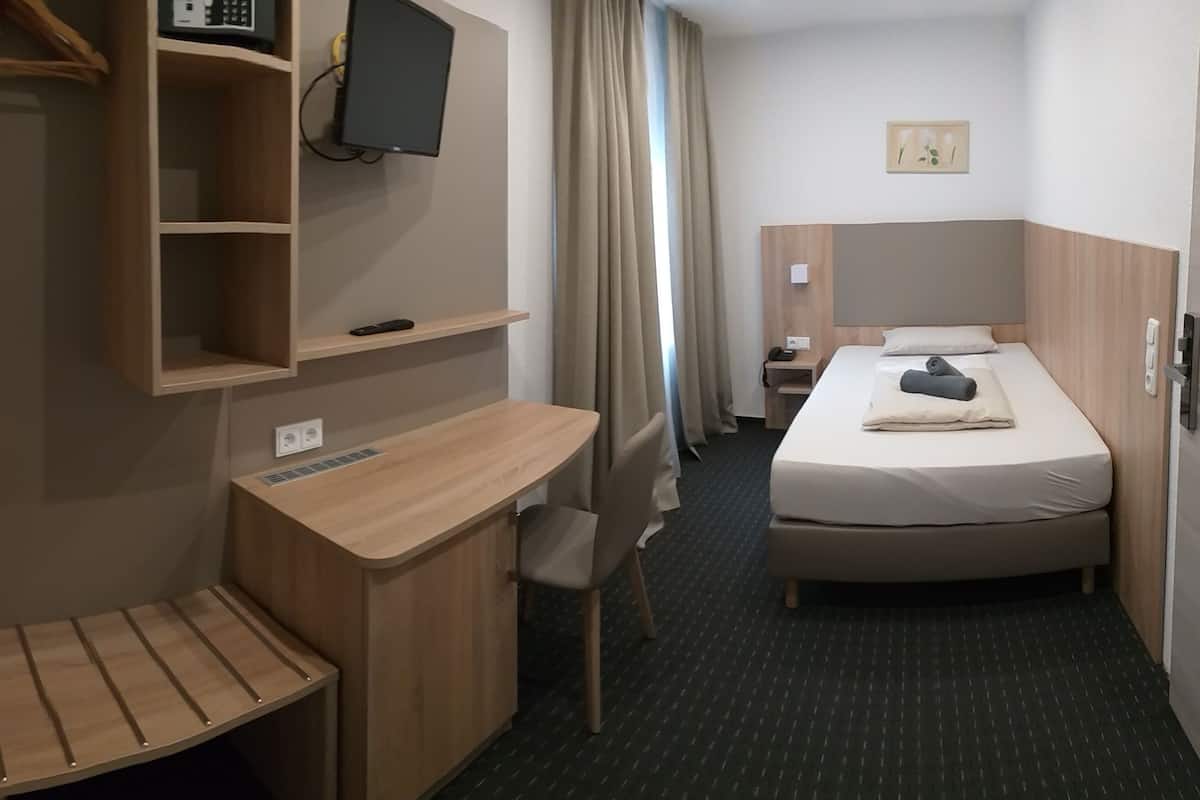 Hypo-allergenic bedding, minibar, in-room safe, desk