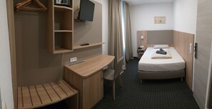 Kamar Single | Seprai antialergi, minibar, brankas, dan meja kerja