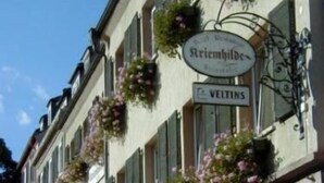 A building with a sign reading "Riemenhilde" and "Veltins". - Hotel Kriemhilde (Worms)