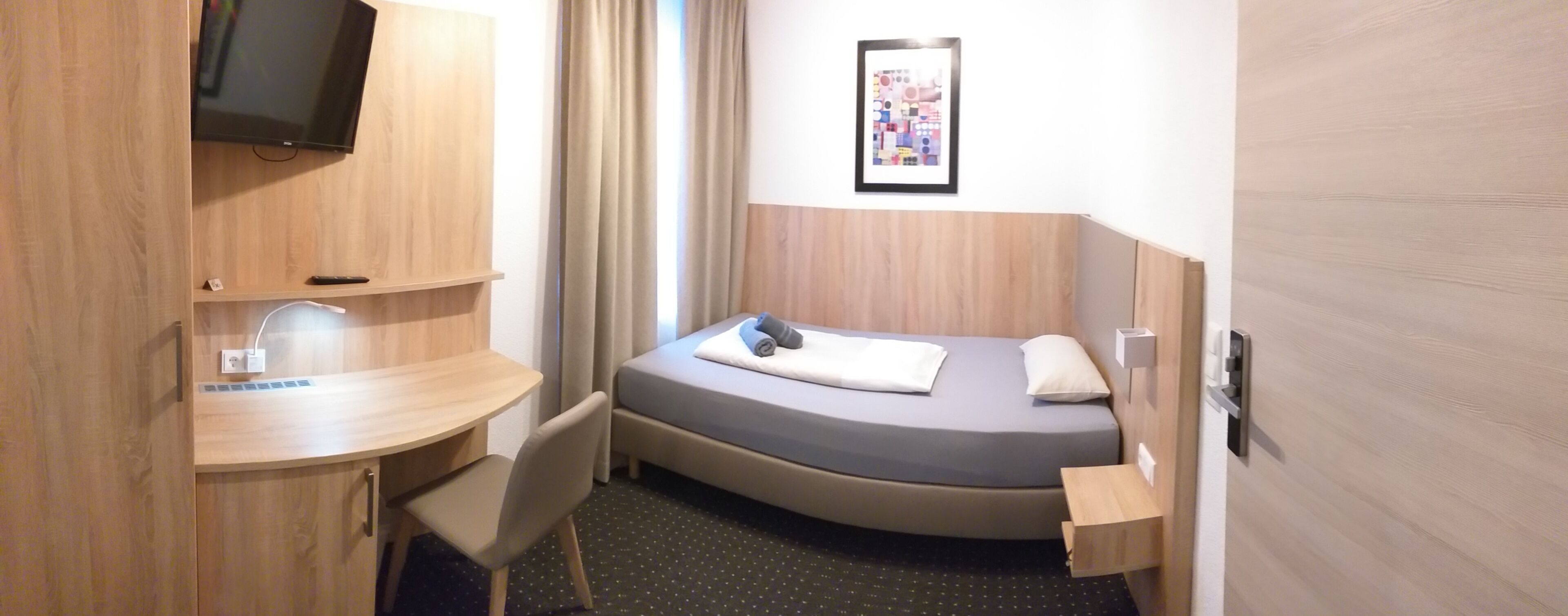 single room | hypo-allergenic bedding, minibar, in-room safe, desk