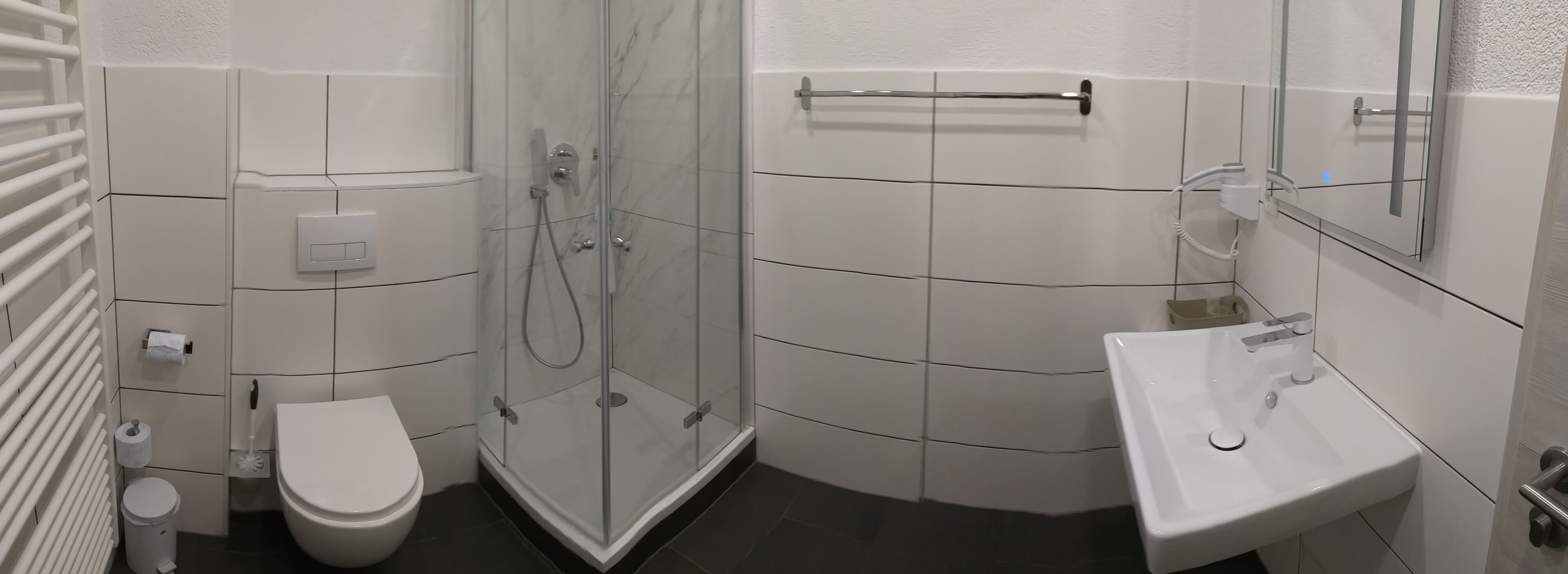 Habitación clásica doble | Baño | Ducha, secador de pelo y toallas