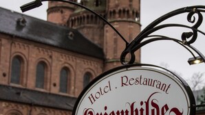 A hotel sign with "Hotel Restaurant Riemhilde Weinstube" and "VELTINS" written on it. - Hotel Kriemhilde (Worms)