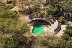 Piscina all'aperto, ombrelloni da piscina, lettini