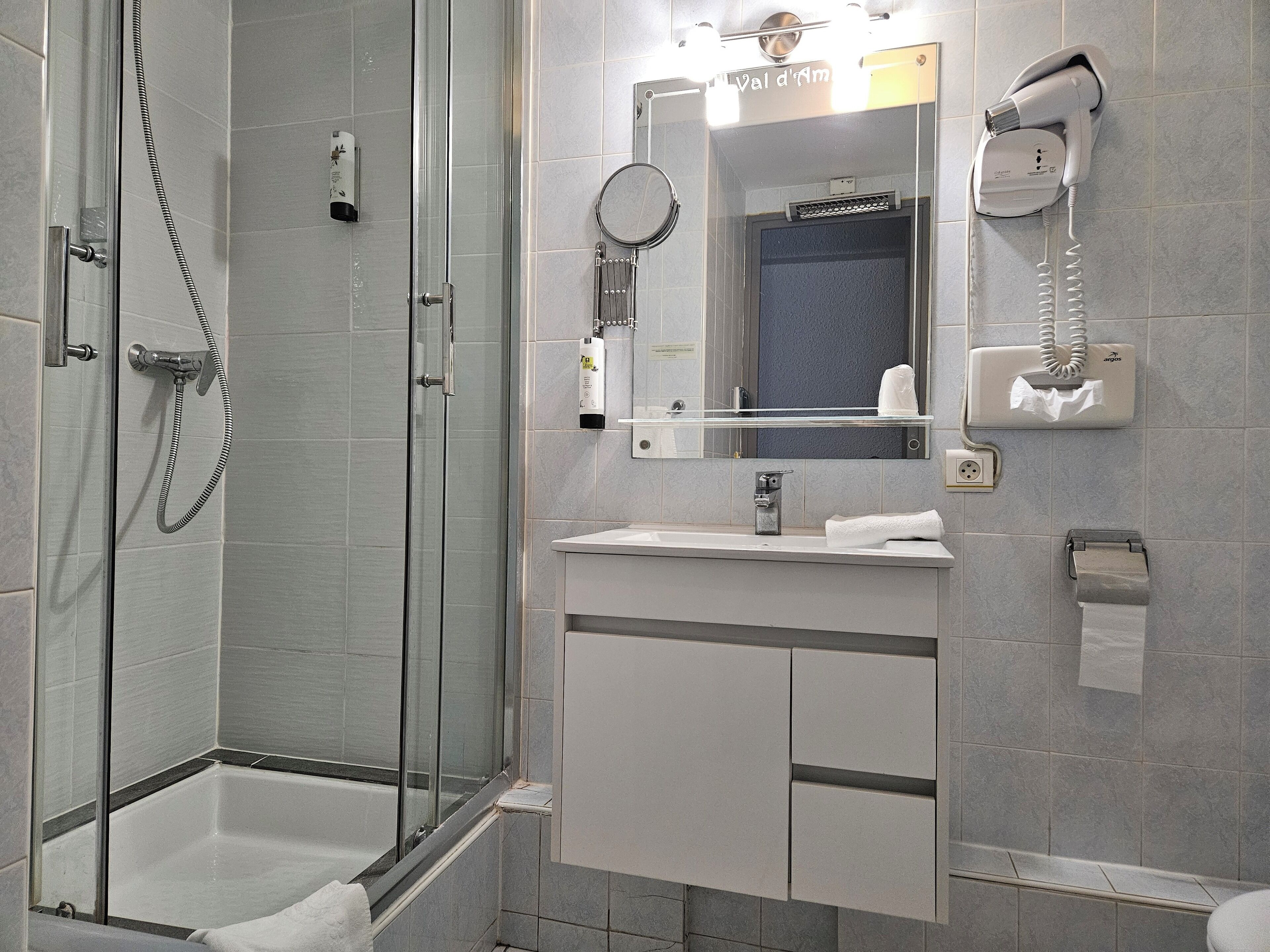 standard triple room | bathroom | shower, free toiletries, hair dryer, towels