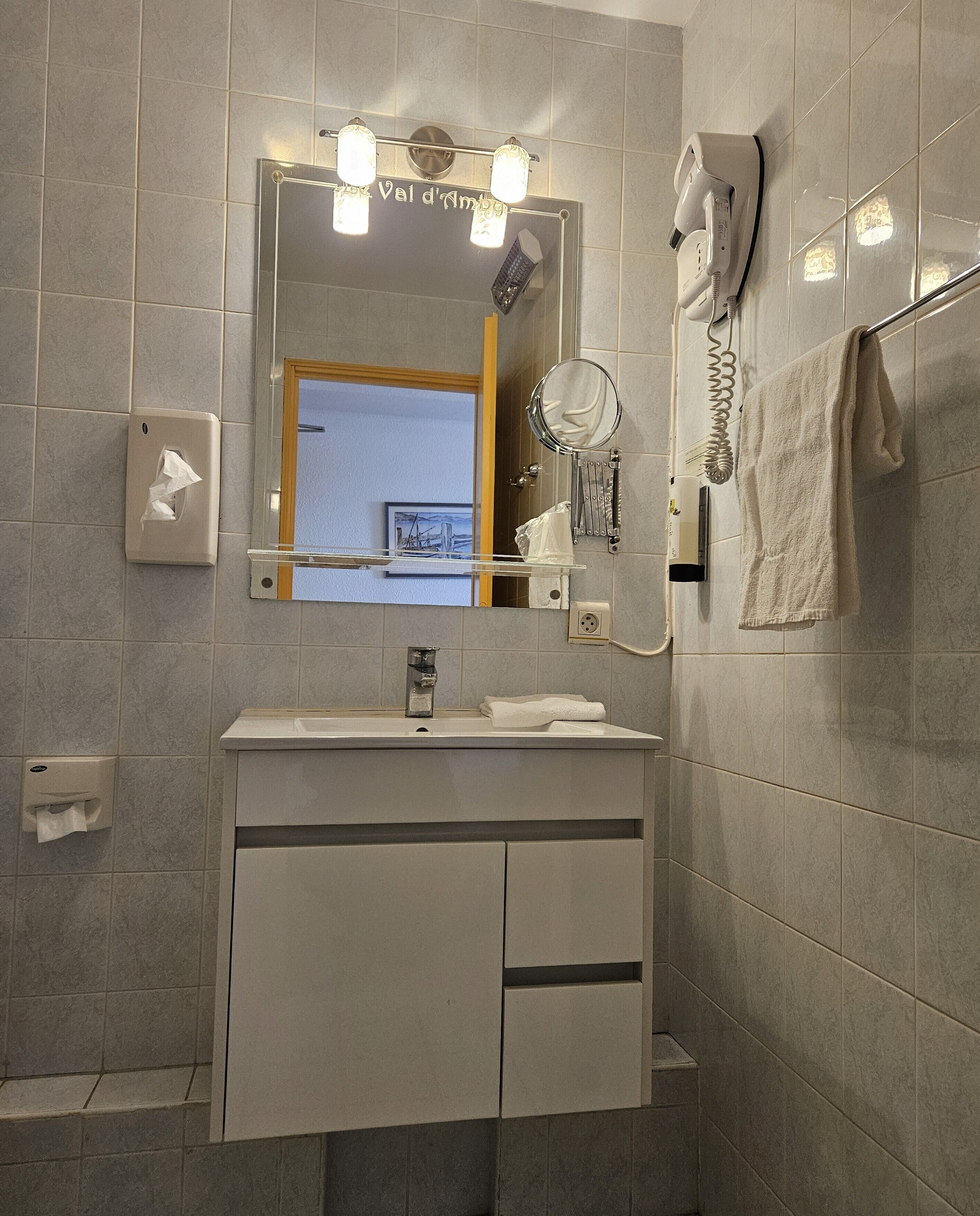 standard quadruple room | bathroom | shower, free toiletries, hair dryer, towels