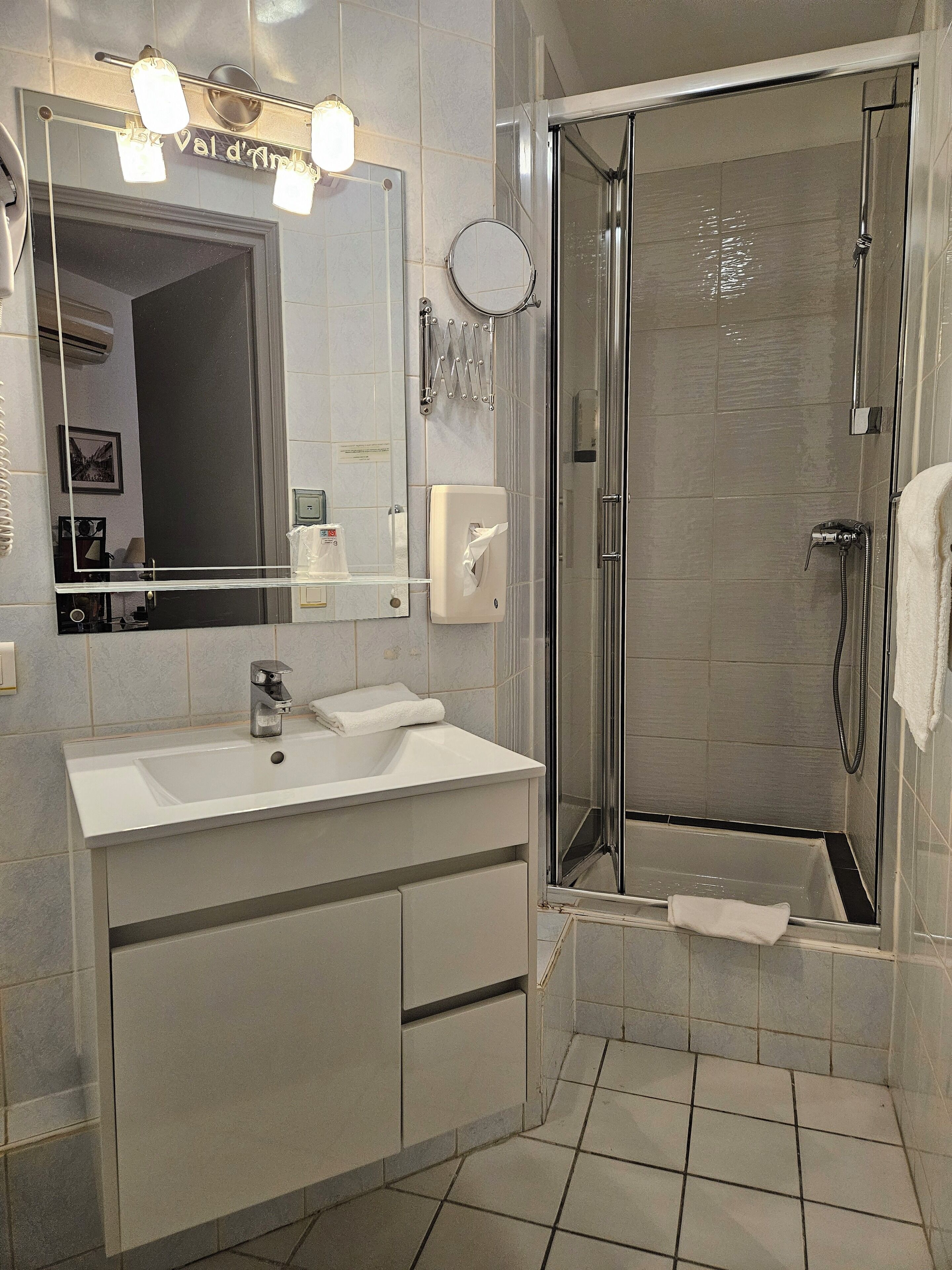 standard double room | bathroom | shower, free toiletries, hair dryer, towels
