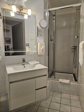 Habitación estándar doble | Baño | Ducha, artículos de higiene personal gratuitos y secador de pelo