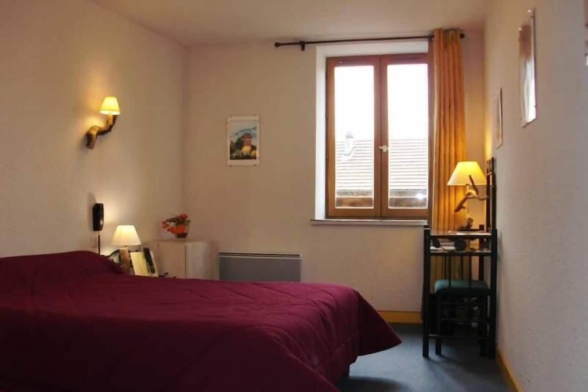 Habitación triple estándar | Escritorio, cortinas opacas, camas supletorias y wifi gratis