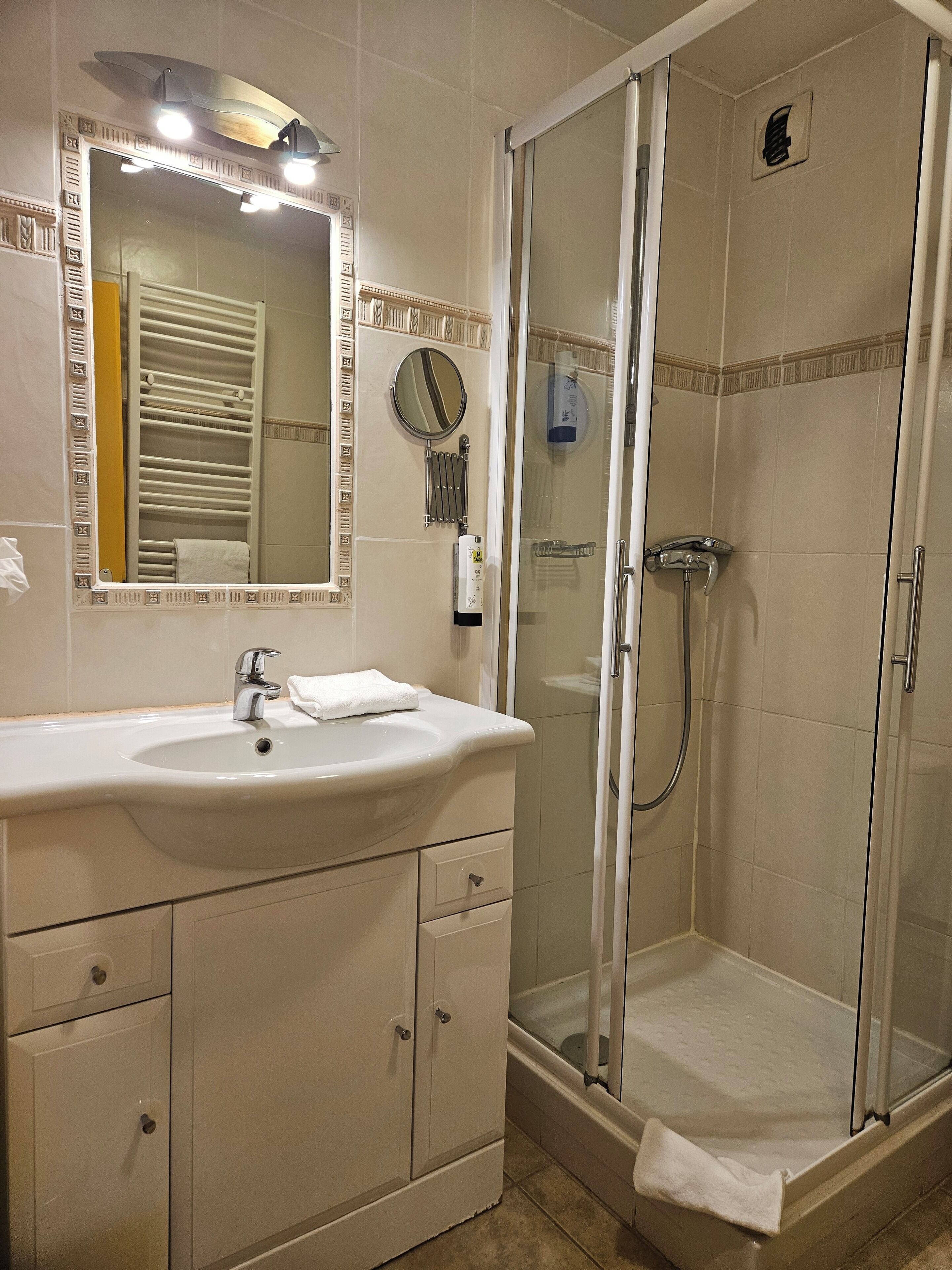comfort double room | bathroom | shower, free toiletries, hair dryer, towels