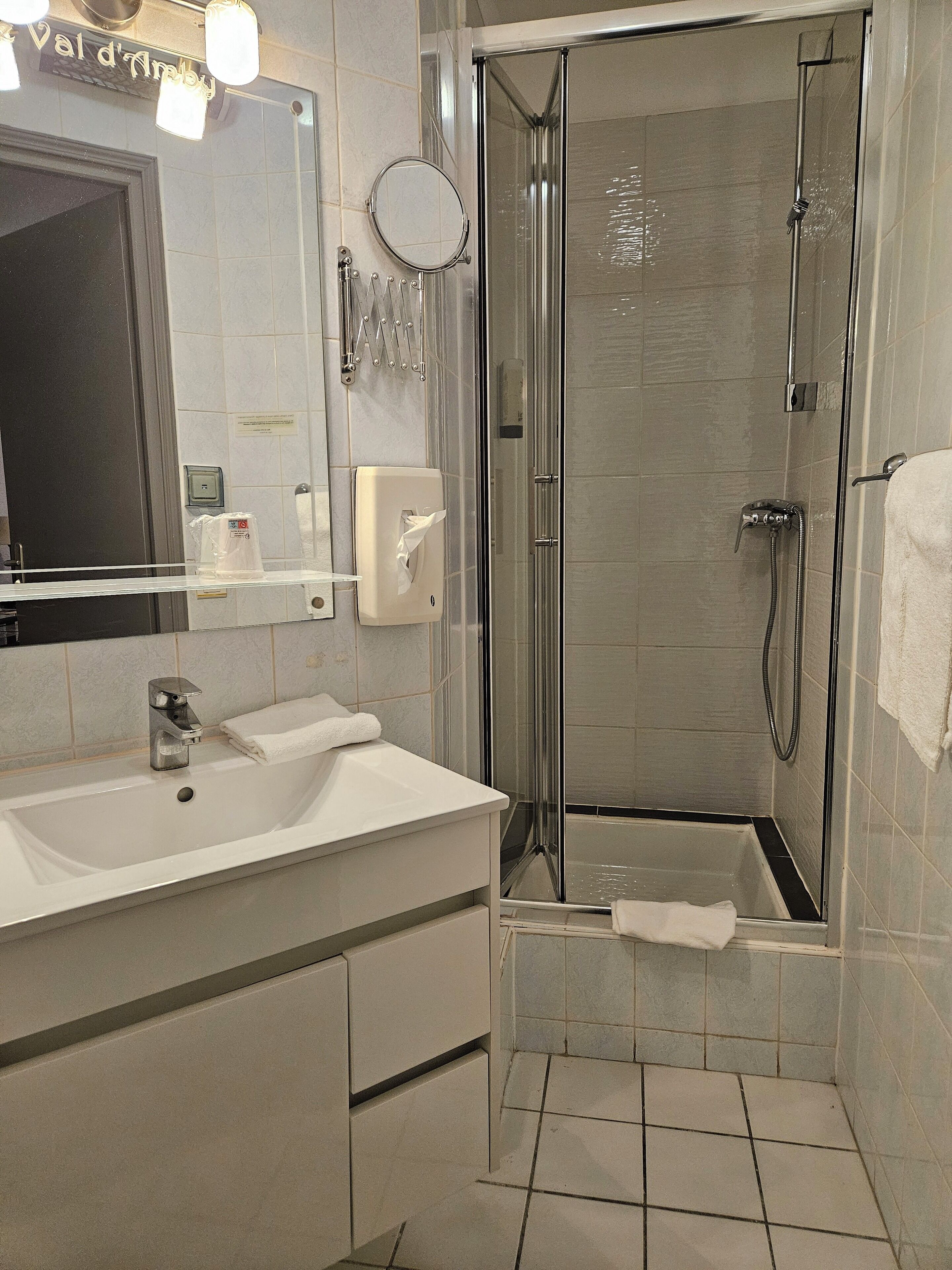 standard twin room | bathroom | shower, free toiletries, hair dryer, towels