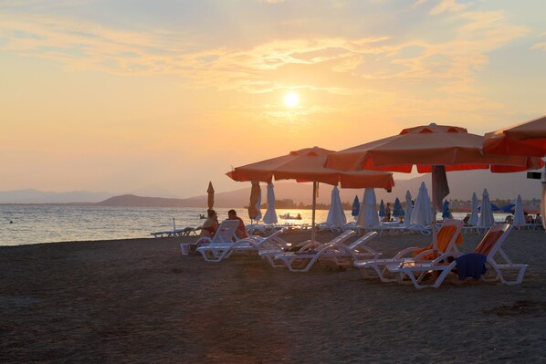 Beach nearby, sun loungers, beach umbrellas - Pansion Akrogiali (Eretria)