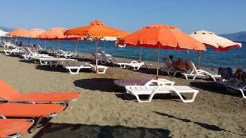 Una spiaggia nelle vicinanze, lettini da mare, ombrelloni