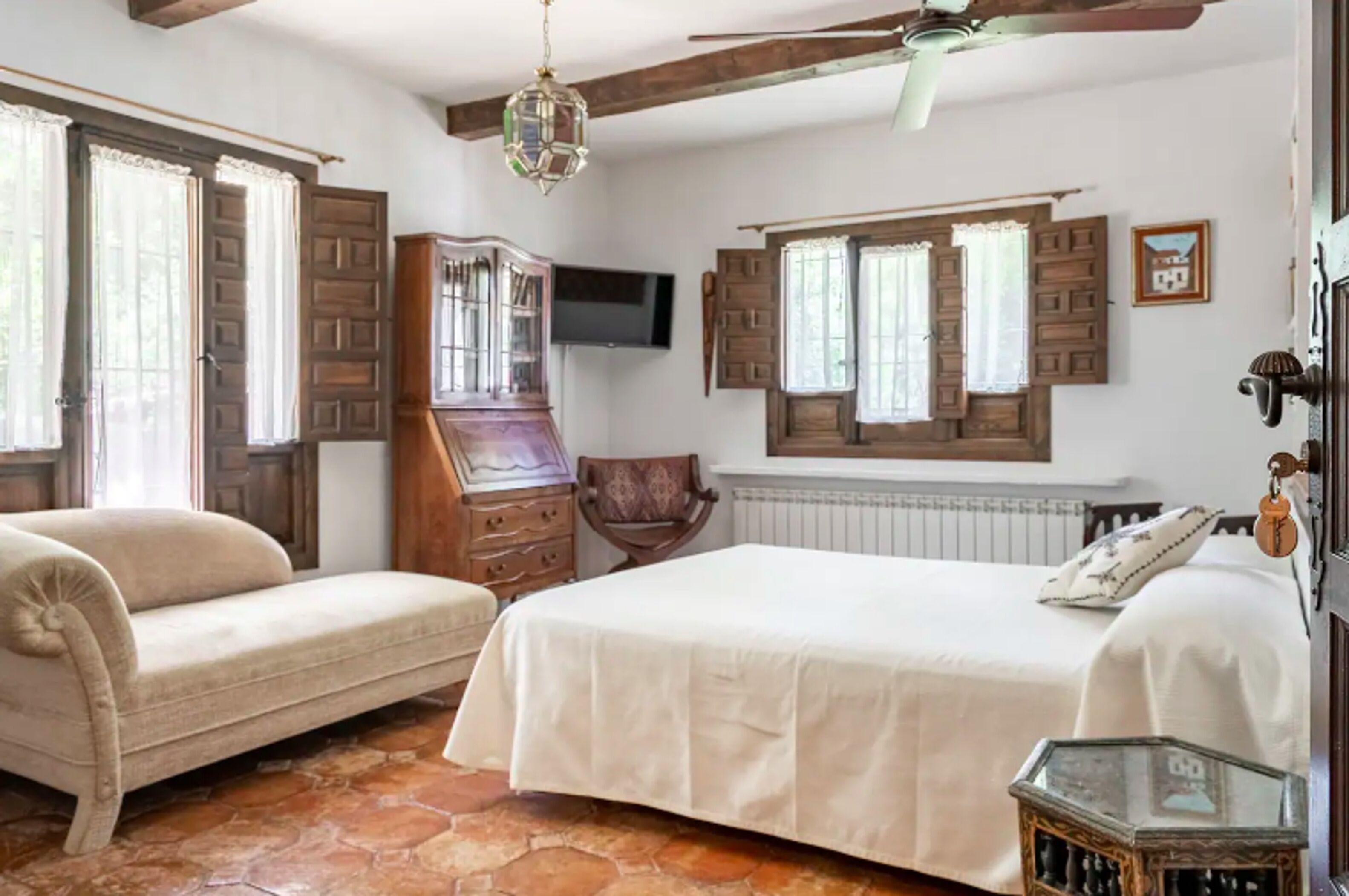 Rideaux occultants, chambres insonorisées, lits bébé (gratuits)