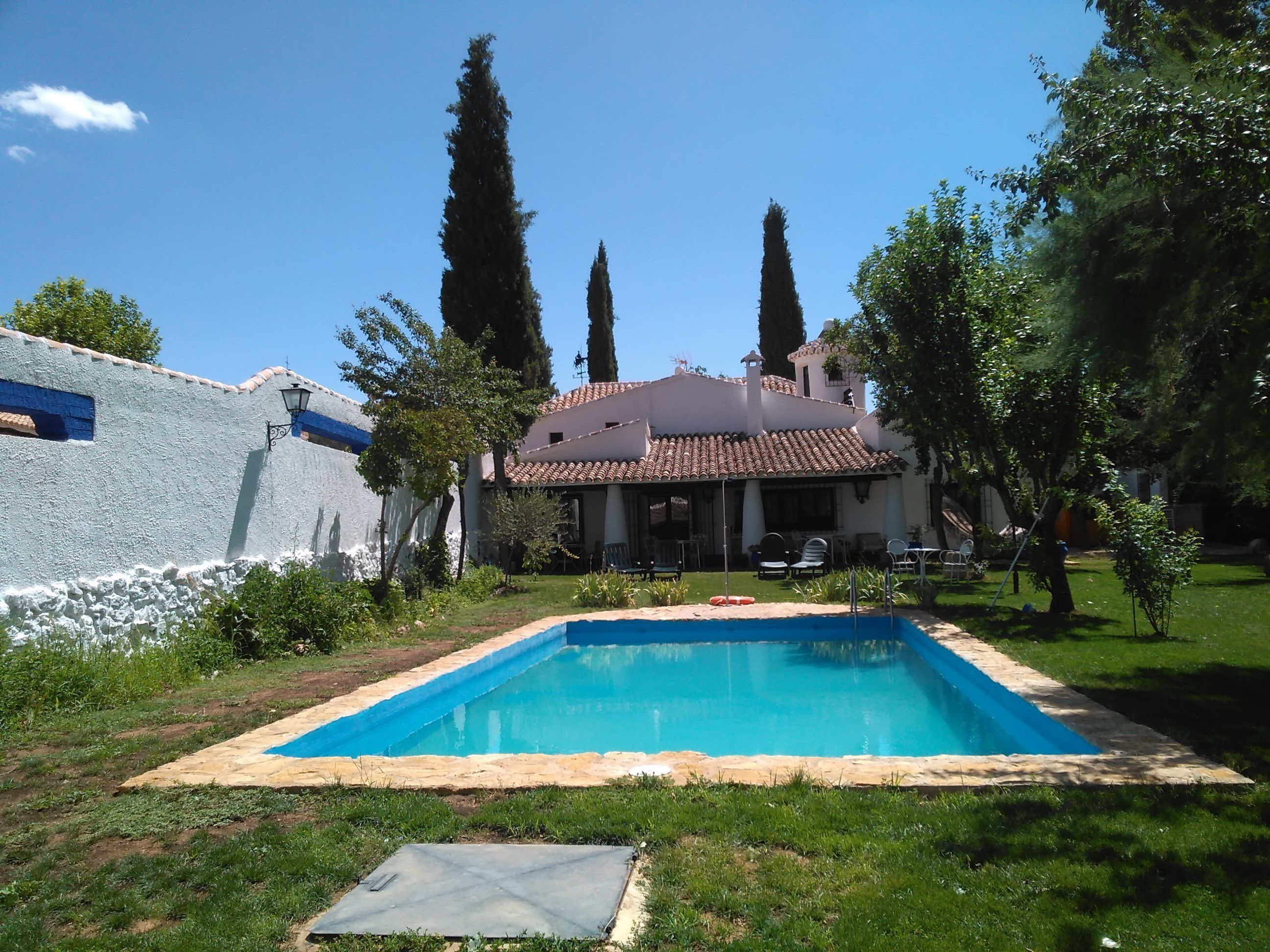 Kauden mukainen ulkouima-allas