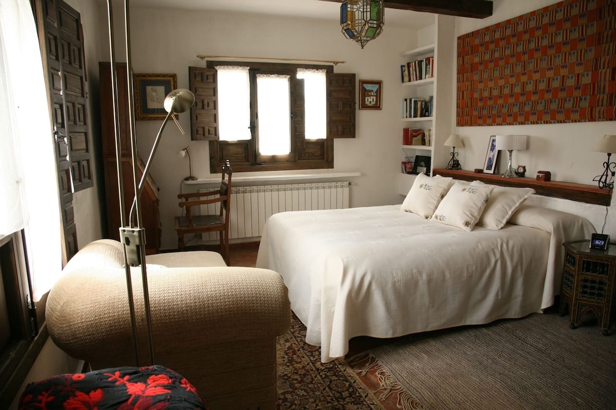 Verdunkelungsvorhänge, schallisolierte Zimmer, kostenlose Babybetten