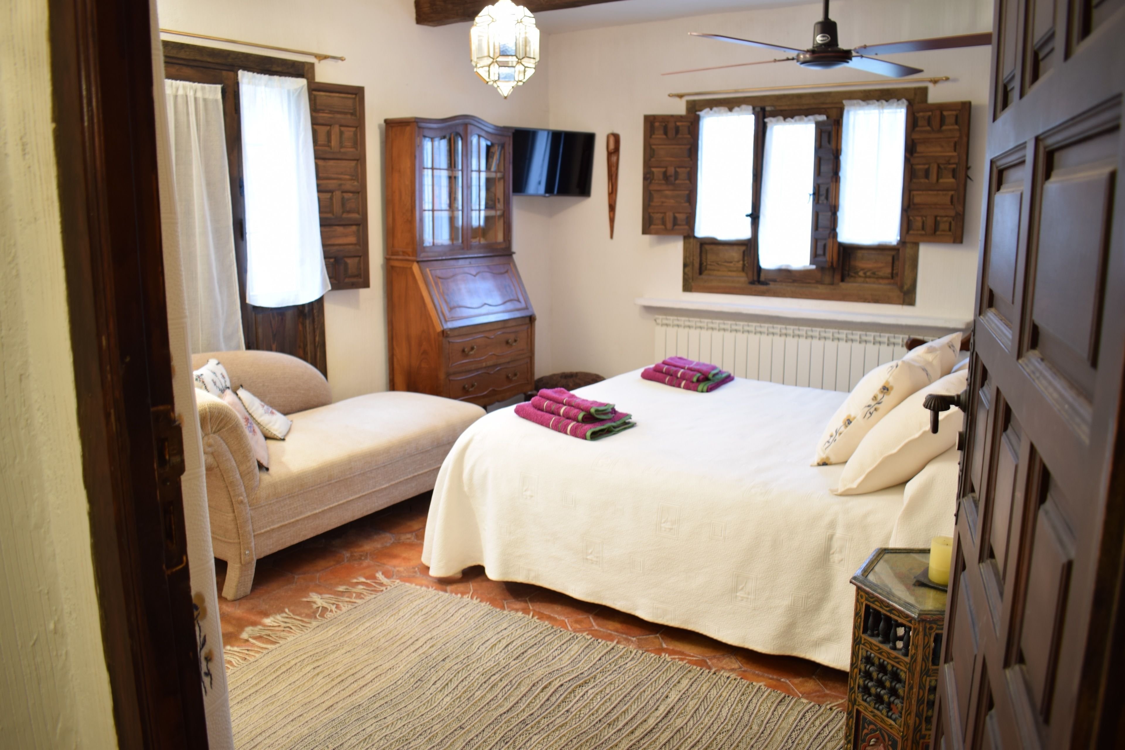 Pimennysverhot, äänieristys, ilmaiset vauvansängyt, lisävuoteet