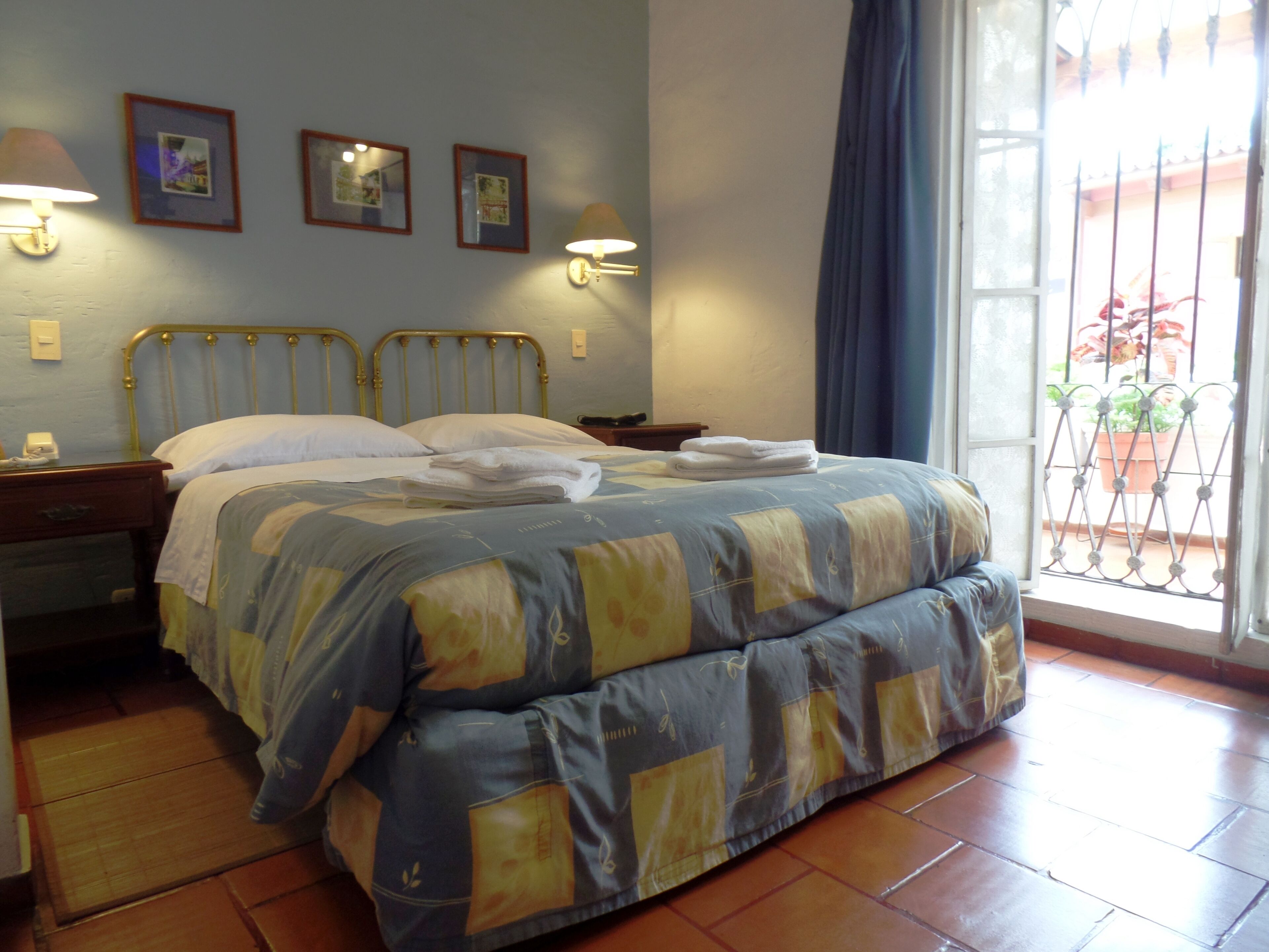 Standaard tweepersoonskamer | Een kluis op de kamer, een bureau, verduisterende gordijnen, gratis wifi