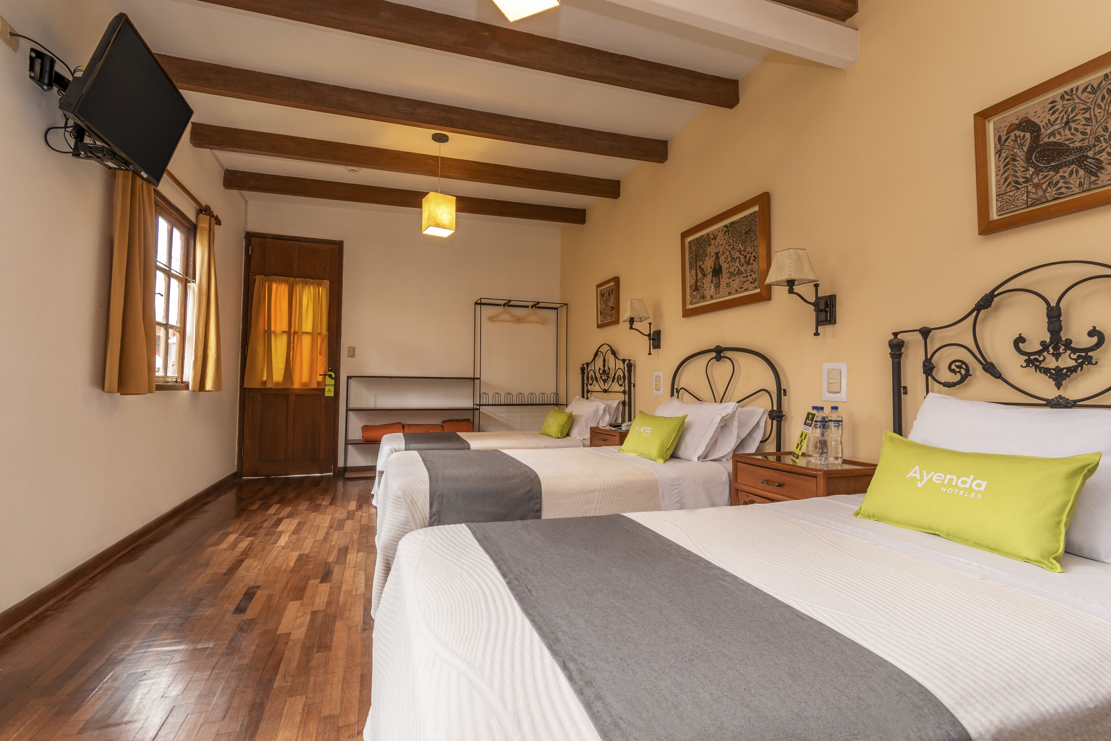 Habitación triple | Caja de seguridad en la habitación, escritorio y cortinas blackout 