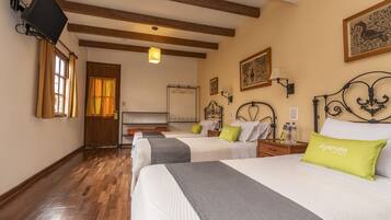 Habitación triple | Caja de seguridad en la habitación, escritorio y cortinas blackout