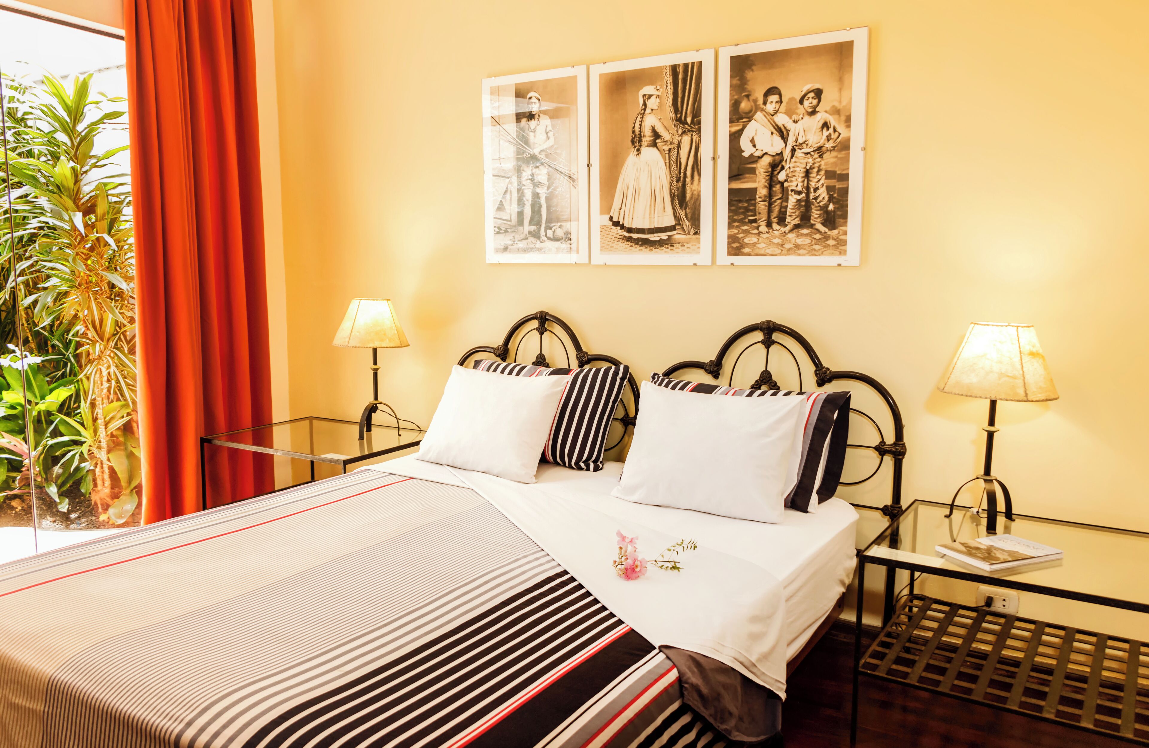 Superior tweepersoonskamer | Een kluis op de kamer, een bureau, verduisterende gordijnen, gratis wifi