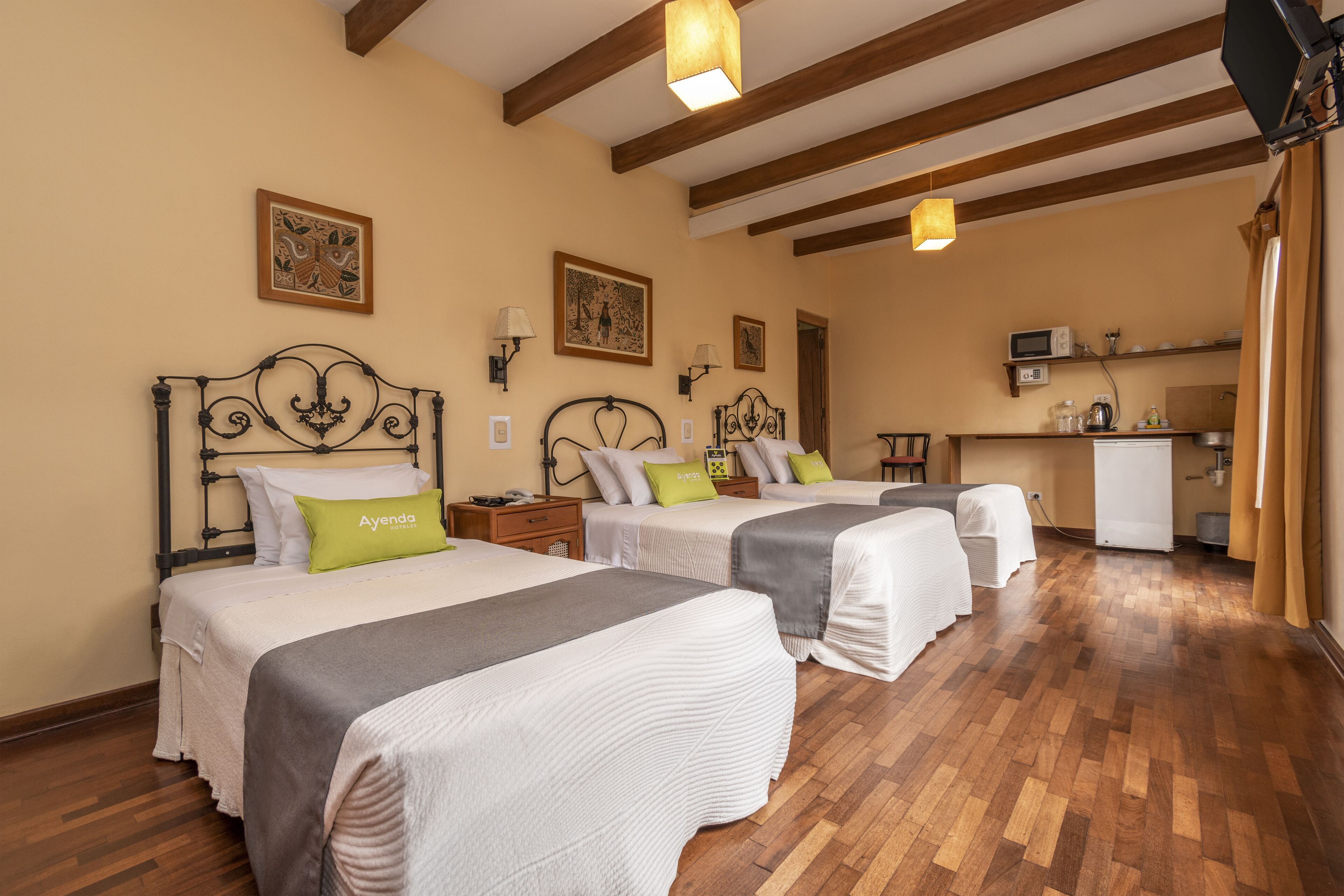 Quarto triplo | Cofres nos quartos, escrivaninha, cortinas blackout, Wi-Fi de cortesia