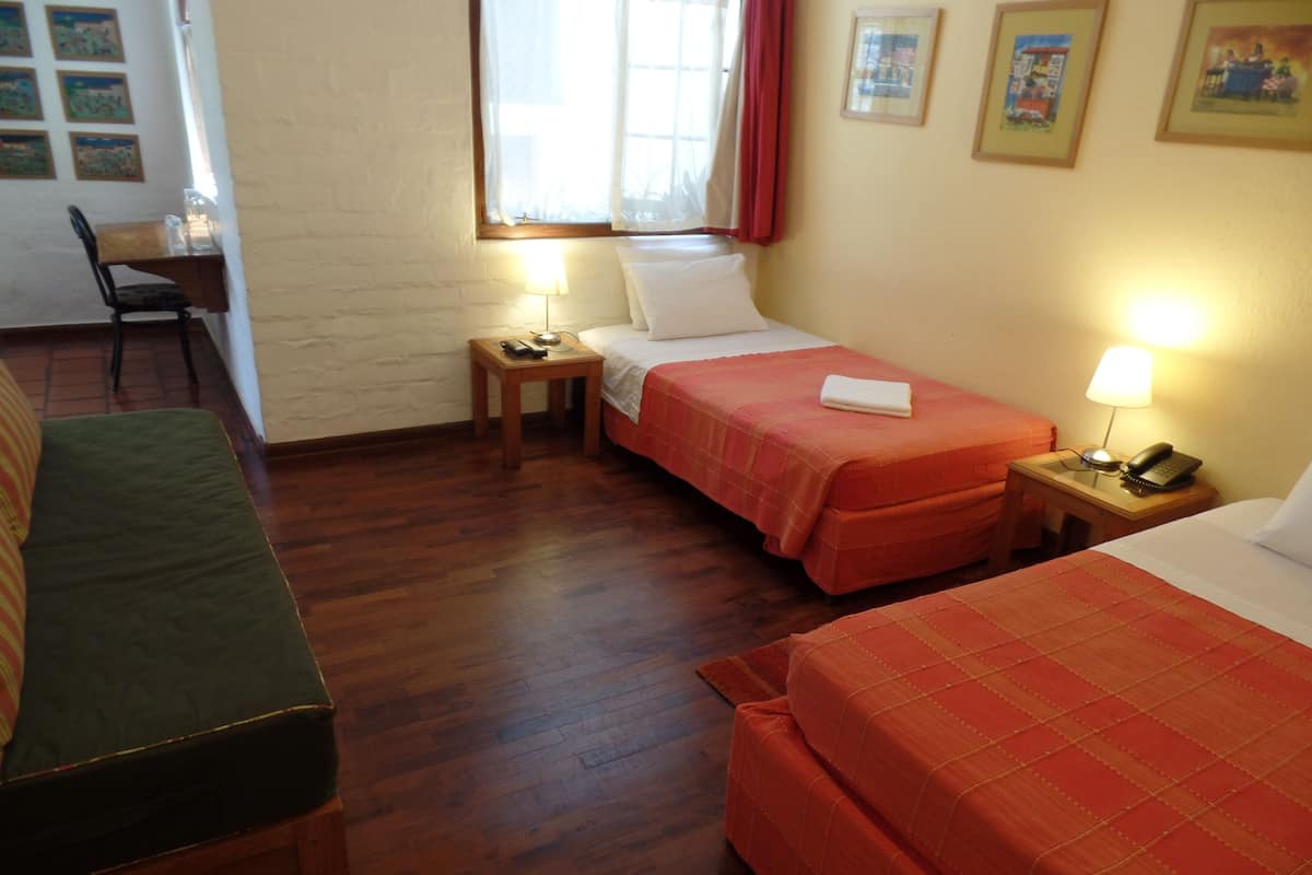 Superior Twin kamer | Een kluis op de kamer, een bureau, verduisterende gordijnen, gratis wifi
