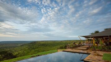 Piscine extérieure, parasols de plage, chaises longues