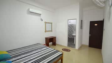 Comfort Double Room Single Use | Desk, soundproofing, iron/ironing board, rollaway beds