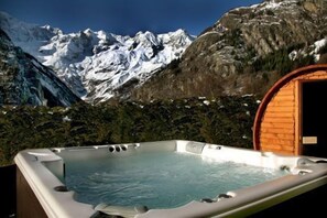 Outdoor spa tub - Agriturismo Le Reve (Courmayeur)