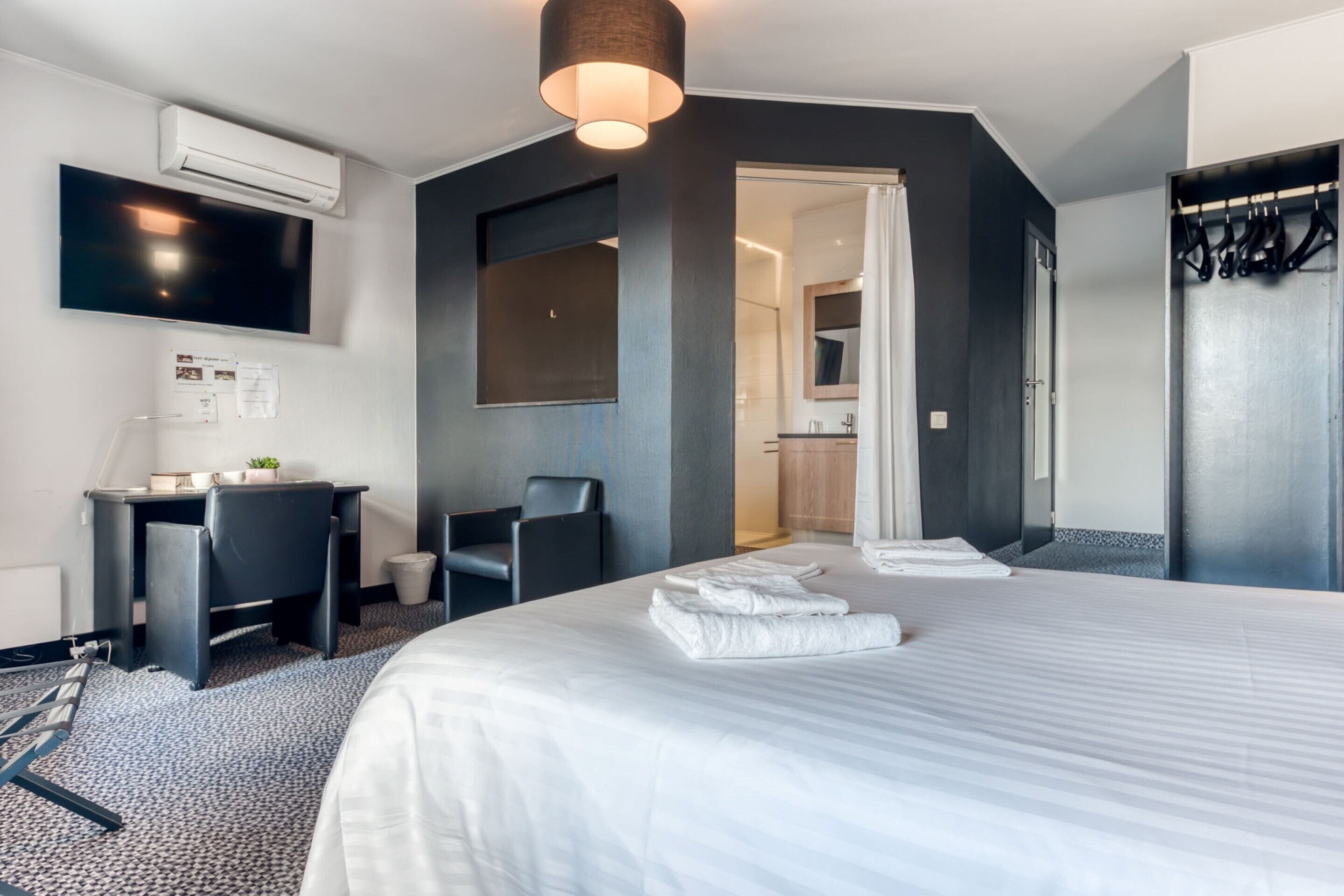 ダブルルーム | 高級寝具、デスク、WiFi (無料)、ベッドシーツ