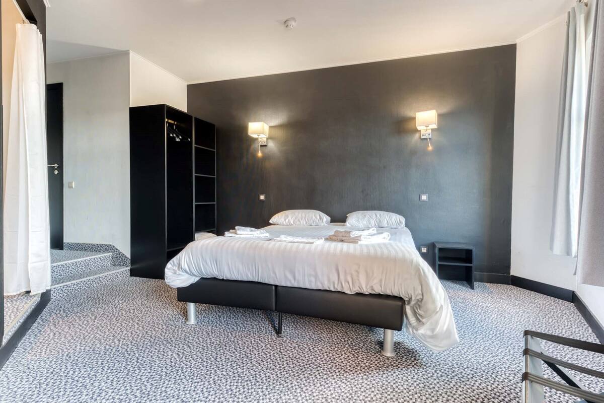 Ropa de cama de alta calidad, escritorio, wifi gratis y ropa de cama