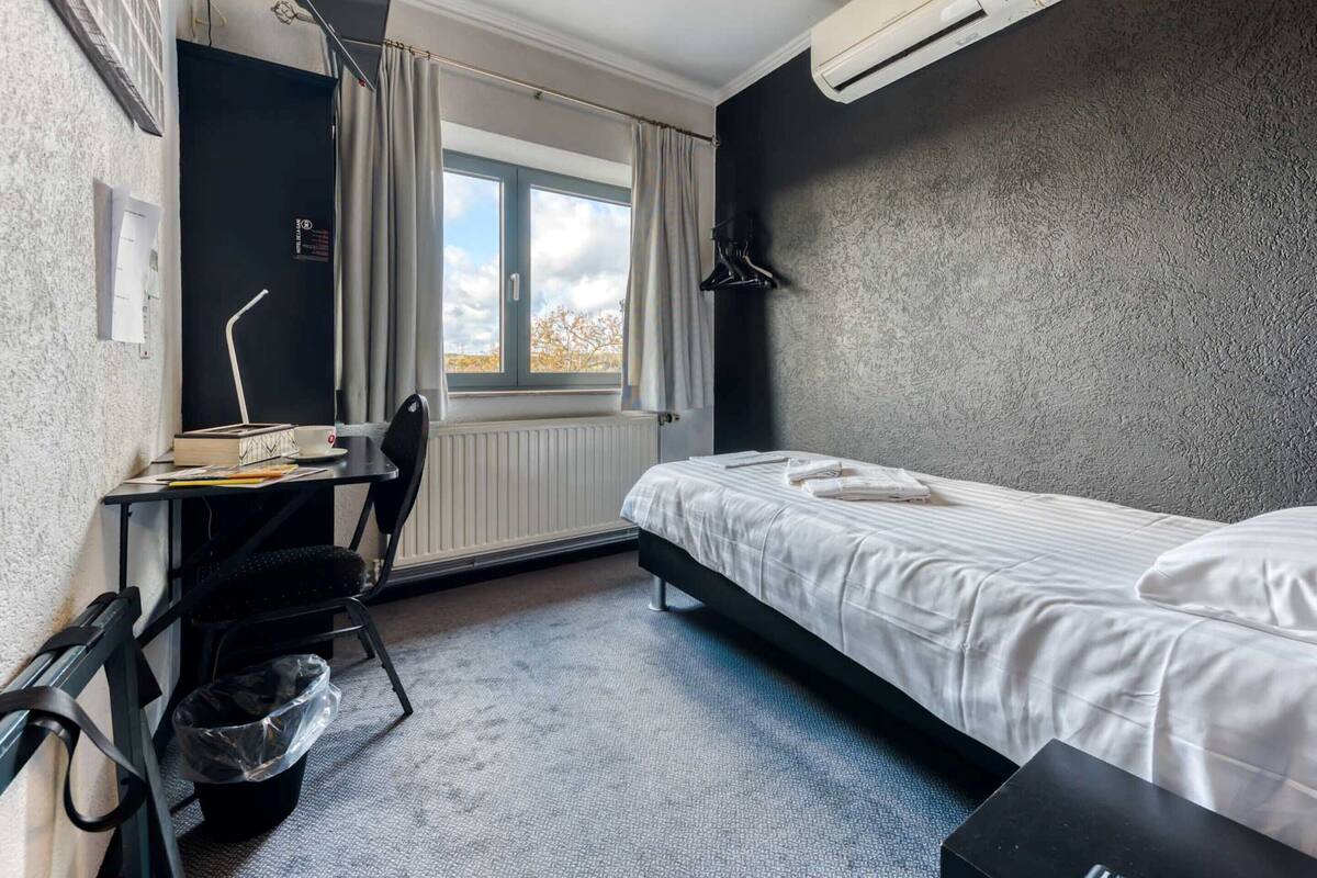 Ropa de cama de alta calidad, escritorio, wifi gratis y ropa de cama