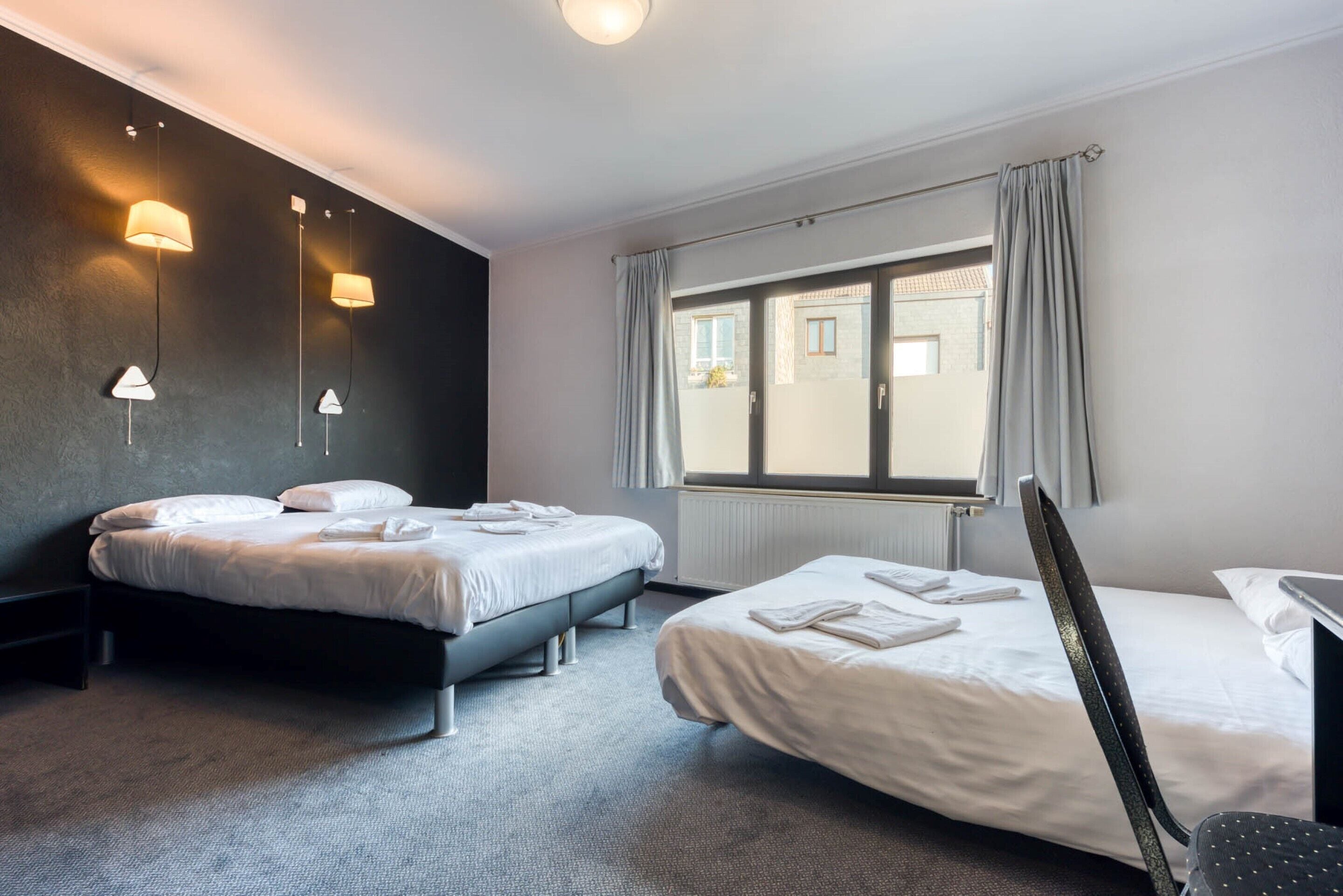 Habitació triple | Roba de llit d'alta qualitat, escriptori, wifi gratuïta i roba de llit 