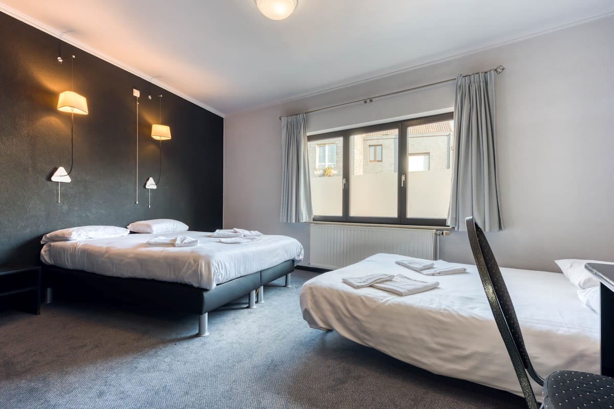 Üç Kişilik Oda | Kaliteli yatak takımı, masa, ücretsiz kablosuz İnternet, çarşaf takımı