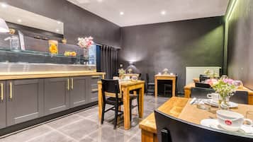 Desayuno buffet (EUR 15 por persona)