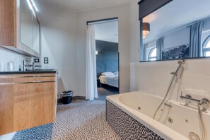 Doppelzimmer | Badezimmer | Kostenlose Toilettenartikel, Haartrockner, Handtücher