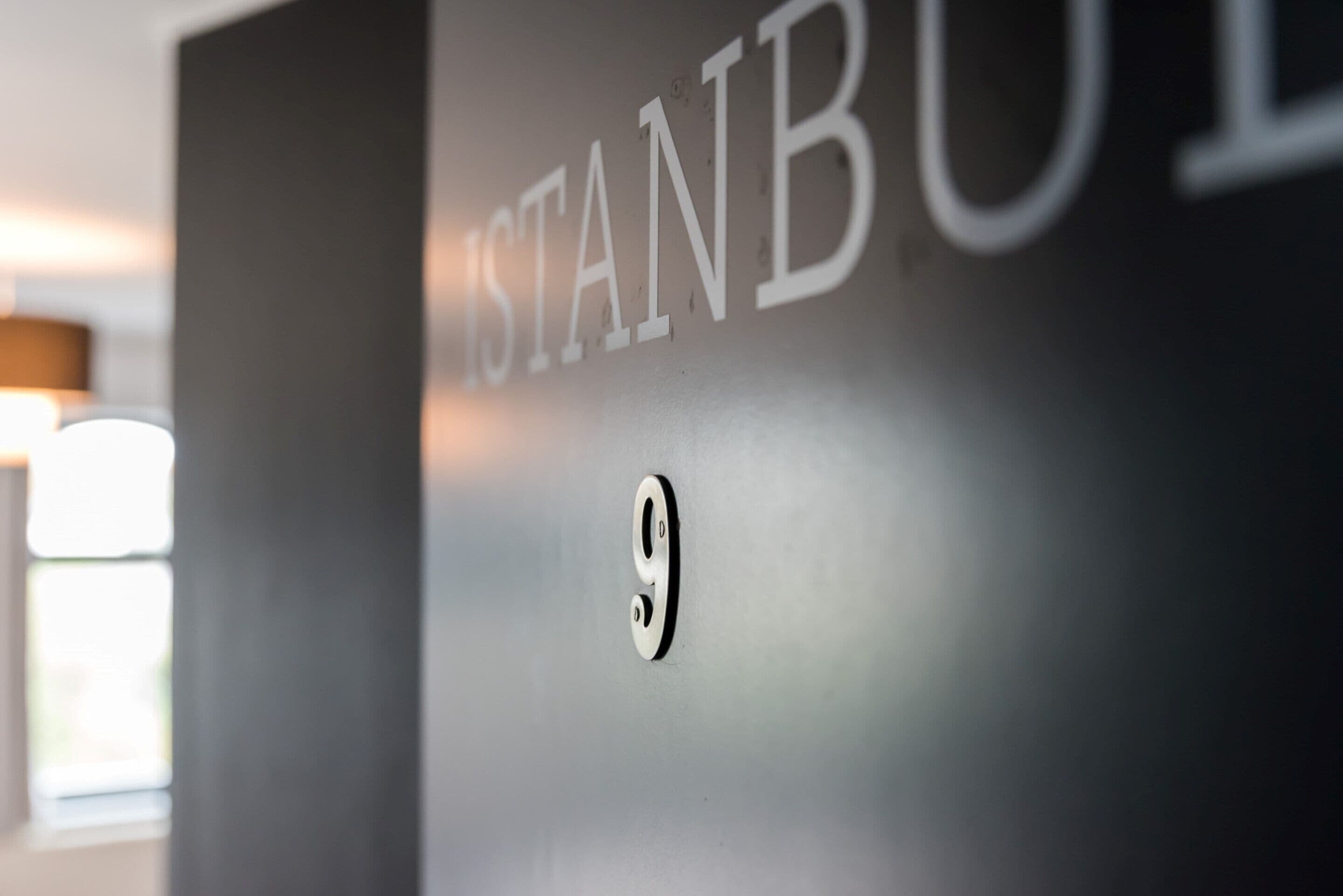 高級寝具、デスク、WiFi (無料)、ベッドシーツ