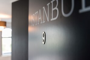 Ylelliset vuodevaatteet, työpöytä, ilmainen Wi-Fi, vuodevaatteet