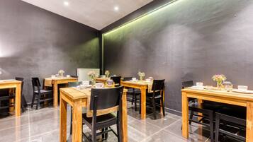 Desayuno buffet (EUR 15 por persona)