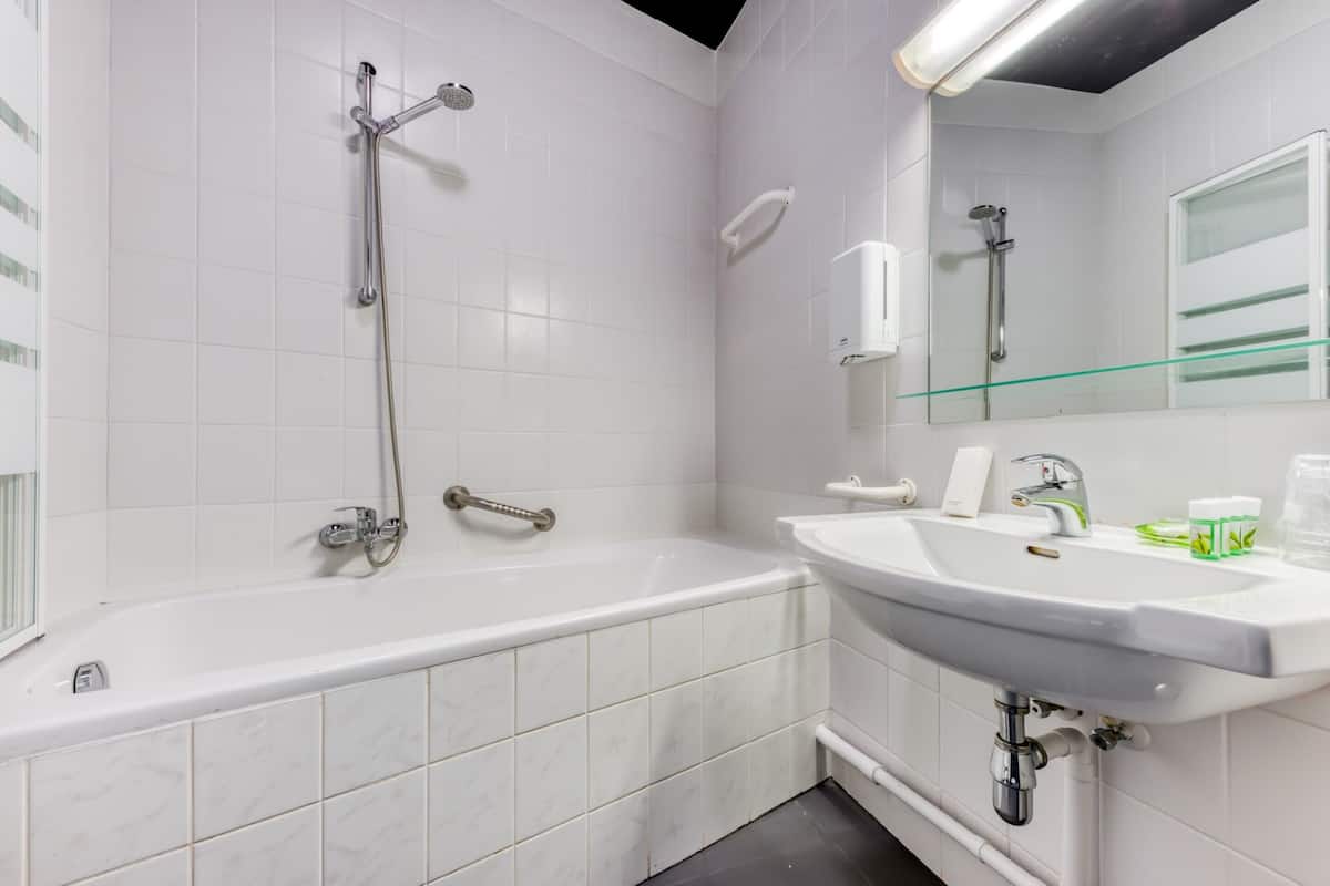 Üç Kişilik Oda | Banyo | Ücretsiz banyo/kozmetik ürünleri, saç kurutma makinesi, havlu