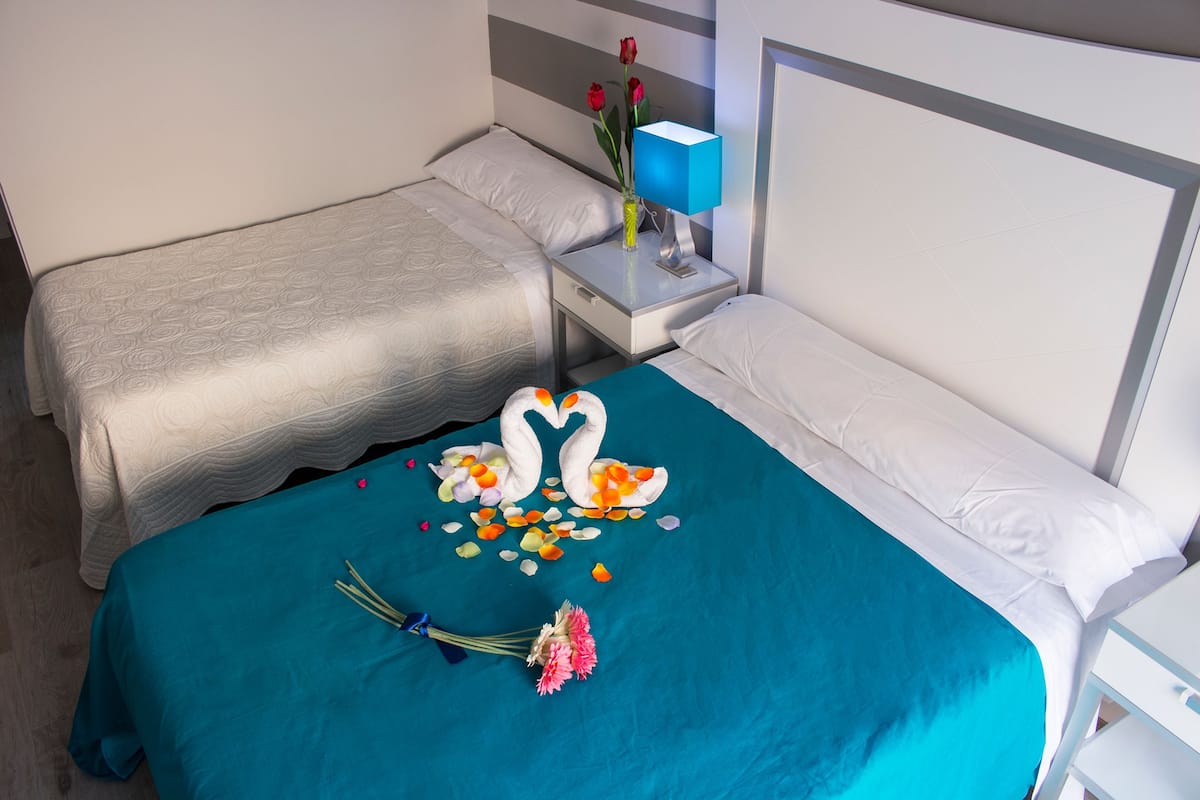 Basic Double Room, Private Bathroom (en apartamento compartido) | 1 bedroom, free WiFi, bed sheets