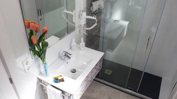 Shower, free toiletries, towels