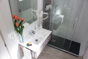 Shower, free toiletries, towels - Piso San Pablo Habitaciones (Córdoba)