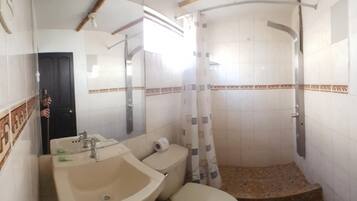 Quarto casal standard, 1 cama Queen | Banheiro | Chuveiro, secador de cabelo (mediante solicitação), toalhas de banho