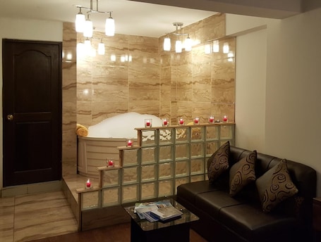 Desk, laptop workspace, iron/ironing board, free WiFi. La Cabaña Hotel