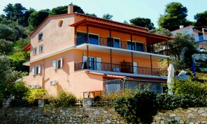 Front of property - Tzaneria Apartments (Skiathos)