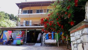 Vista frontal de la propiedad