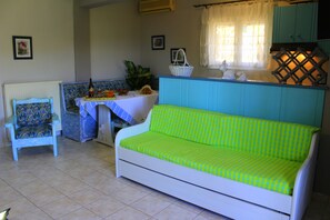 Apartment (1st) | Living area | Flat-screen TV - Tzaneria Apartments (Skiathos)