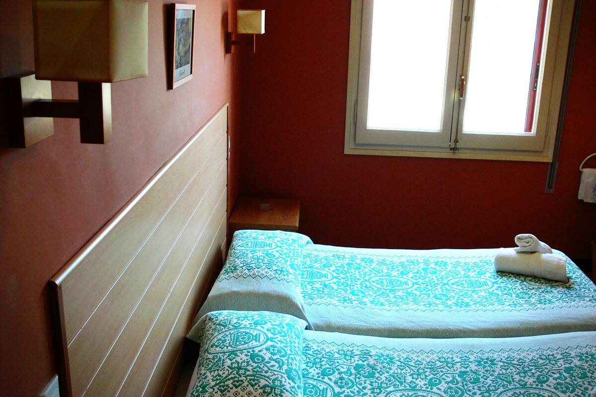 Habitación con 2 camas individuales, baño compartido | Escritorio, cortinas blackout, camas extra y wifi gratis